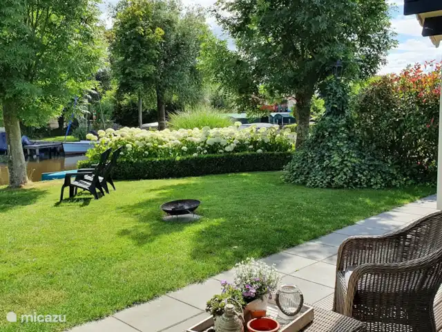 Chalet de Koumelker | Pays-Bas, Frise, Terherne - chalet Annabelles en fleurs et bol de feu