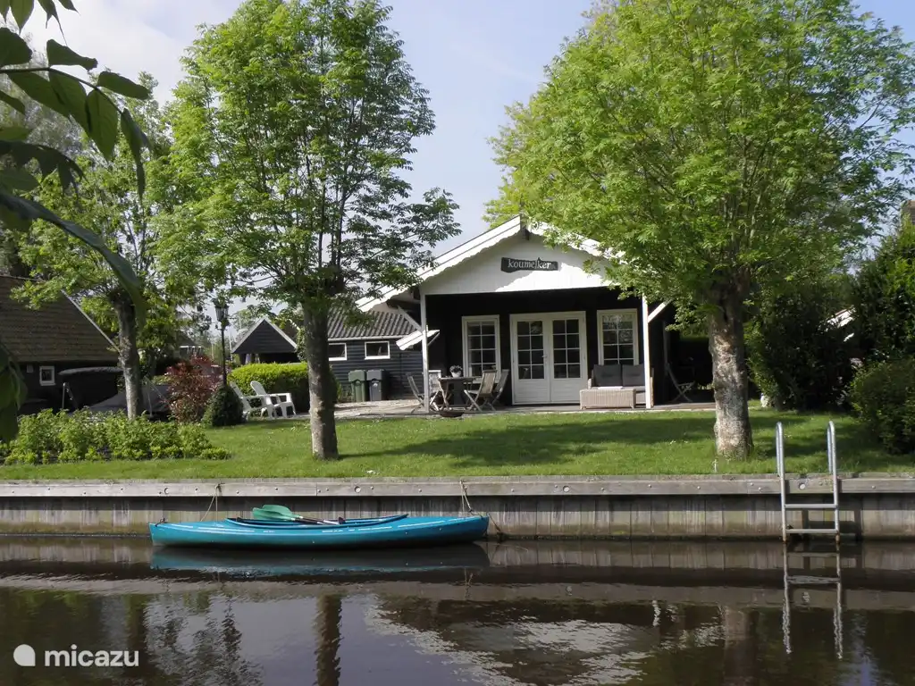 le canot appartient au chalet