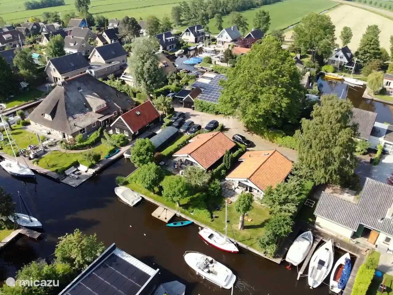 Par exemple, les chalets sont situés sur l'eau.