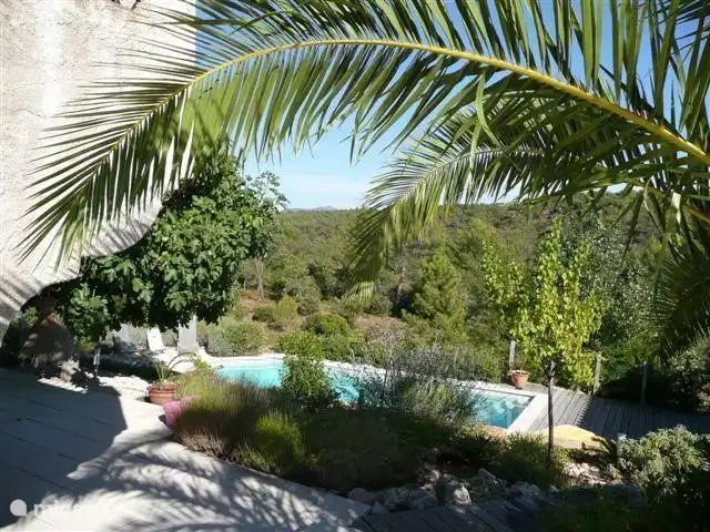 doorzicht naar zwembad