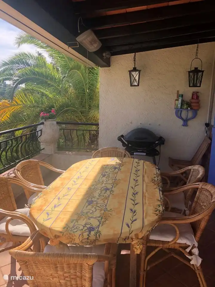 terras boven met BBQ