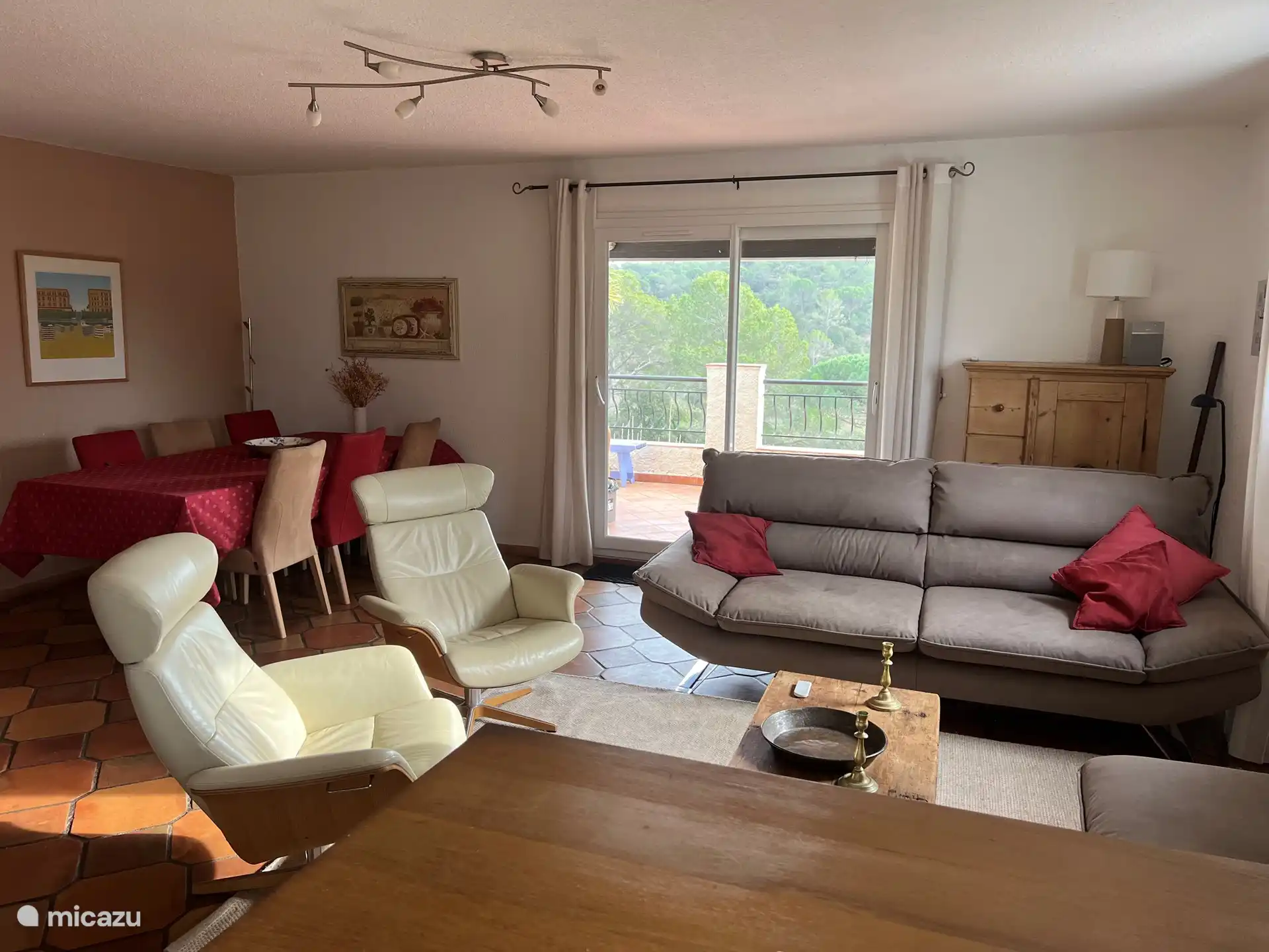 Huiskamer vanuit de keuken gezien