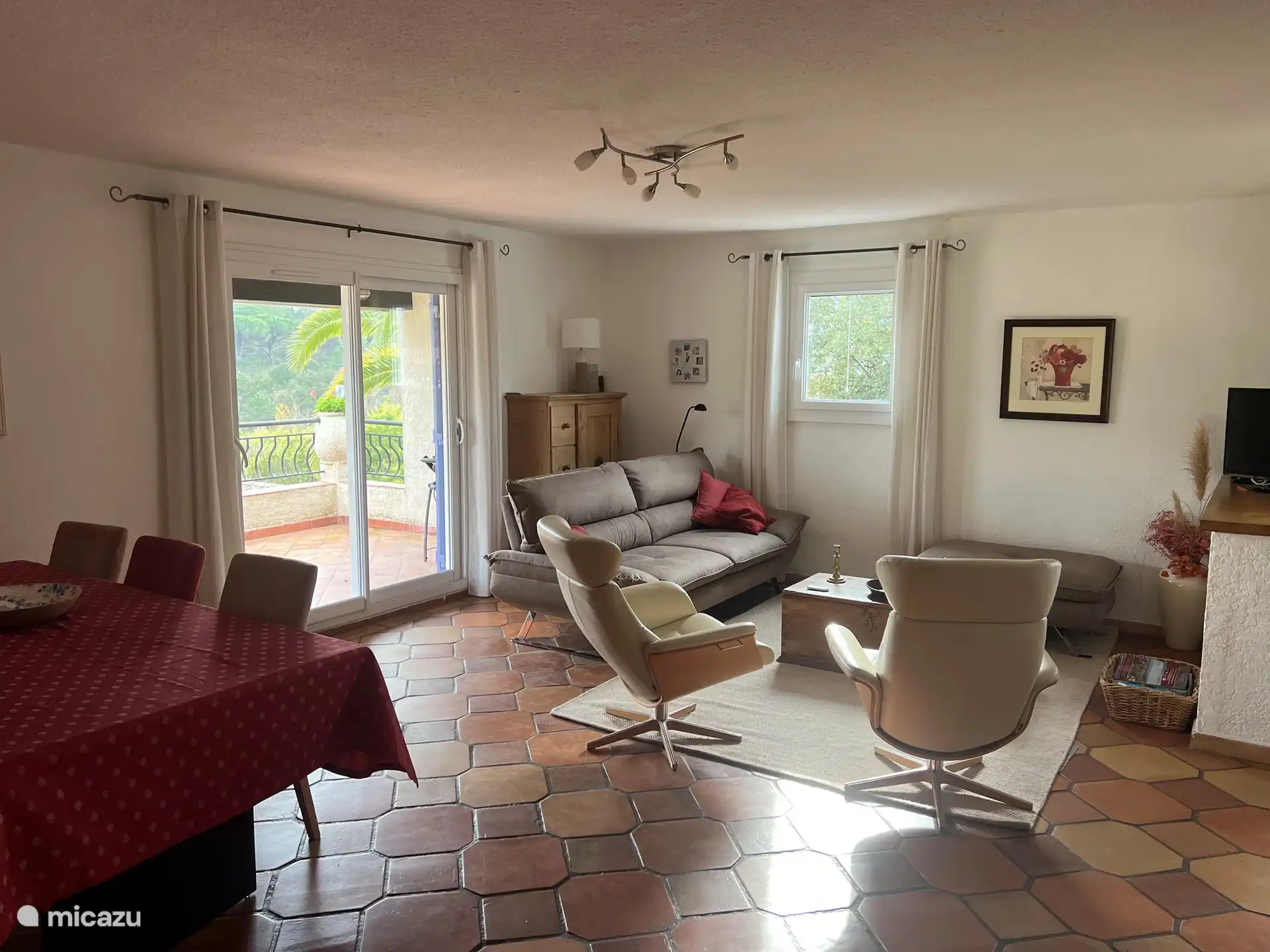 Ruime gezellige woonkamer met zit en eethoek