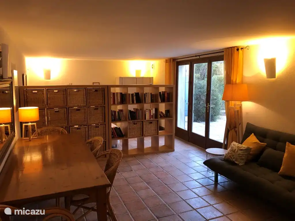 Beneden woon slaapkamer. 8 x 4 meter
Gescheiden achter de wand staan twee bedden