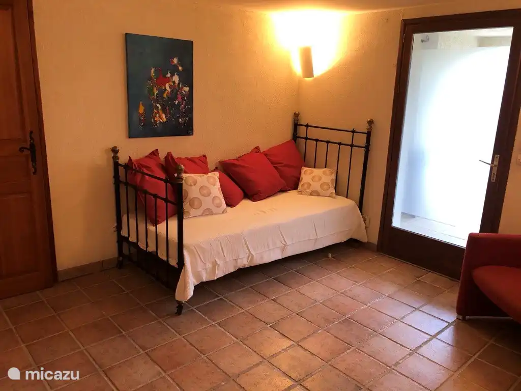 Beneden kamer met bed