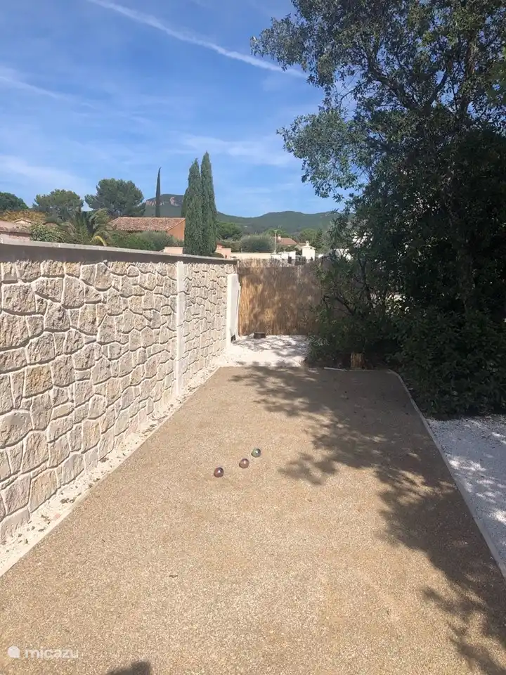 Jeu de boule baan in de tuin .De ballen zijn aanwezig