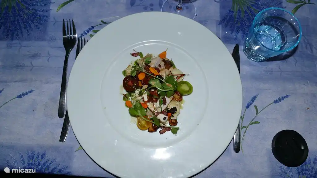 U kunt een kok inhuren die voor uw gezelschap echt voortreffelijk kookt