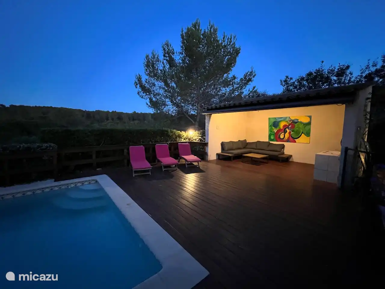 Ook in de avond lekker bij het zwembad 