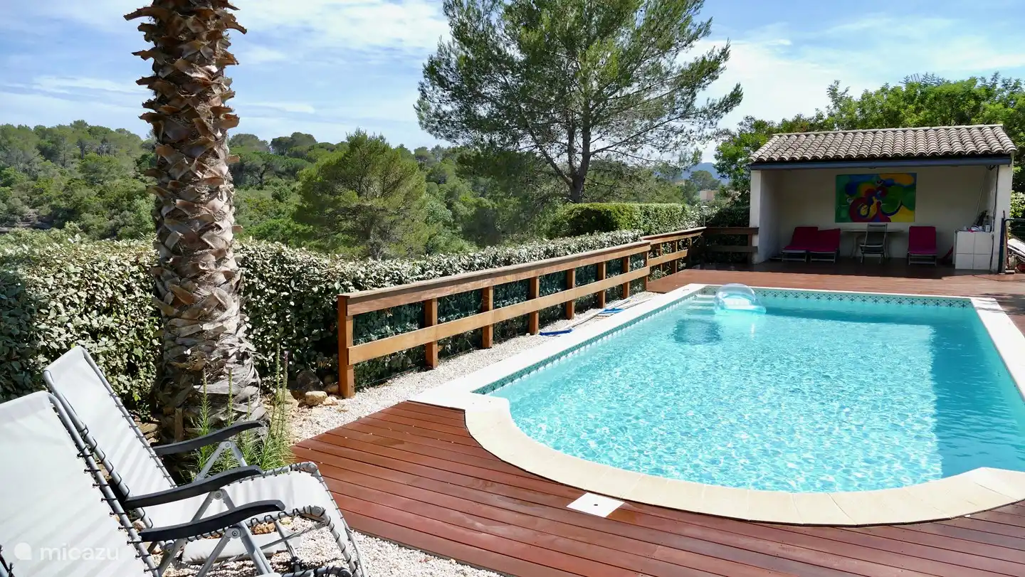 Zwembad abri met koelkastje en zonnescherm