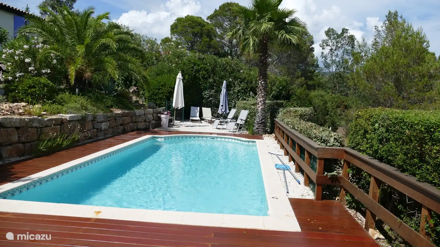 Zonneterras met parasols