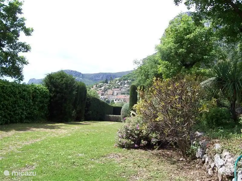 Blick auf die Einfahrt und St.Jeannet