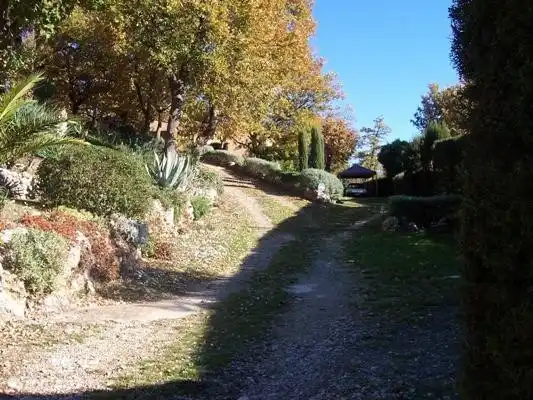 Sie nähern sich dem Haus, direkt an der Carport hinter dem Spielplatz