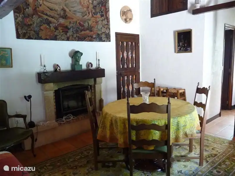 Teil des Wohnzimmers und der Eingang zum Badezimmer und der Küche