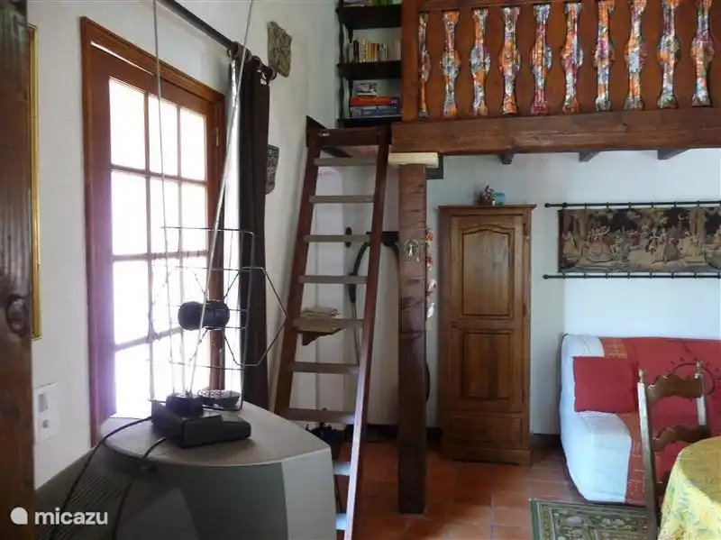 Ein Teil der Wohnzimmer mit Treppe zum Dachboden