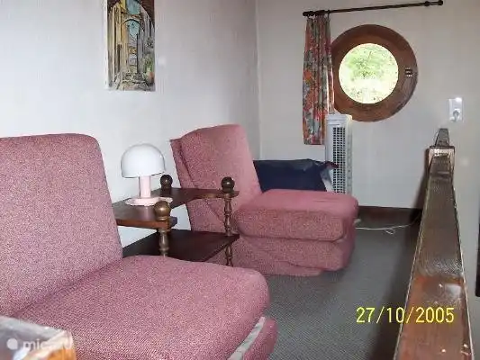 der Dachboden mit Bücherregal und Sitz