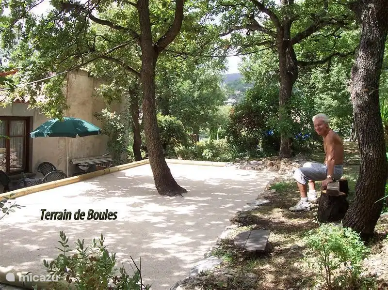 Die Boule-Kurs richtet sich an der Rückseite des Hauses mit Eiche und Behinderung in der Mitte liegt!