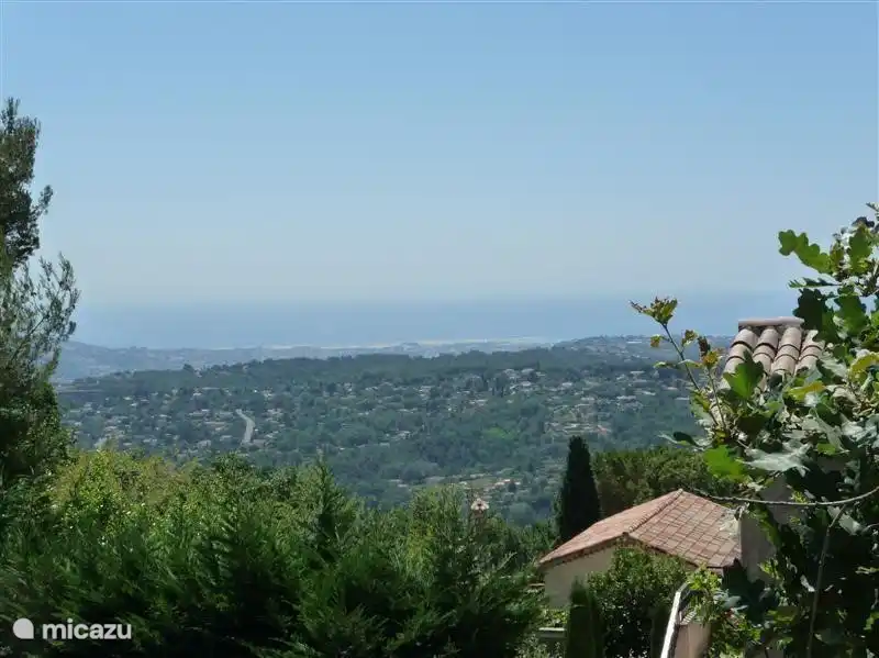 Angesichts der Collines und das Mittelmeer von der Terrasse