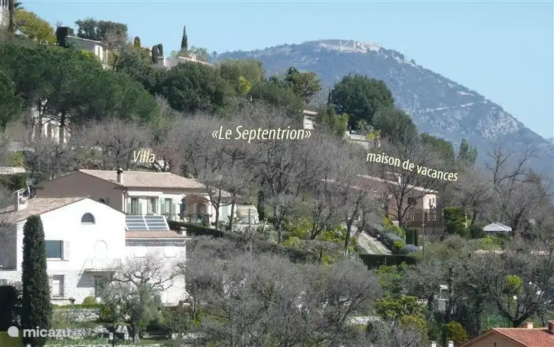 Eine Oase der Ruhe und Privatsphäre mit herrlichem Blick auf den collines, das Mittelmeer und den schönen provenzalischen Dorfes St.Jeannet.
Das kann in unserem voll ausgestatteten Ferienhaus mit 2 Terrassen, 1 in einem großen exotischen Garten mit Kinderspielplatz, Boule und Carport bedeckt gefunden werden.
Das Haus Sie rechts in die gestrichelten Linien sehen können, ist unser Haus auf der linken Seite.
Die gesamte Landfläche 3000m2 Nebennieren.
