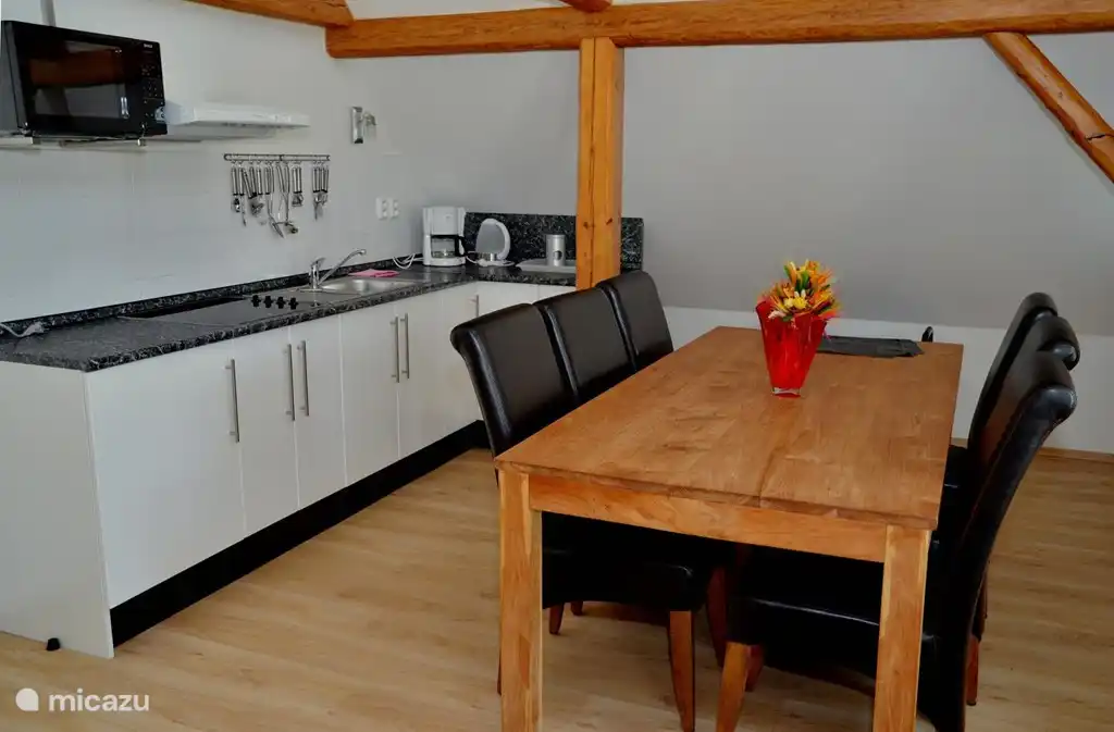 La cocina con comedor.