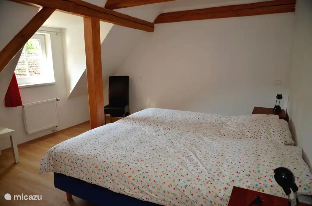 Uno de los dormitorios del apartamento con vistas al jardín.