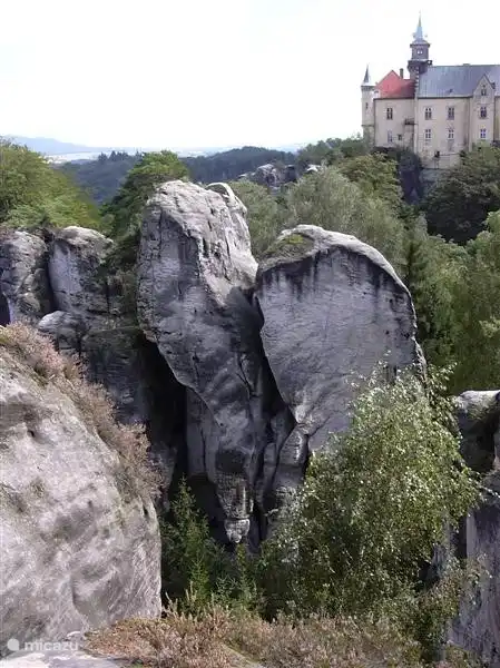 El castillo en las formaciones rocosas de Turnov.