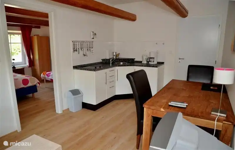 La cocina con comedor del apartamento.