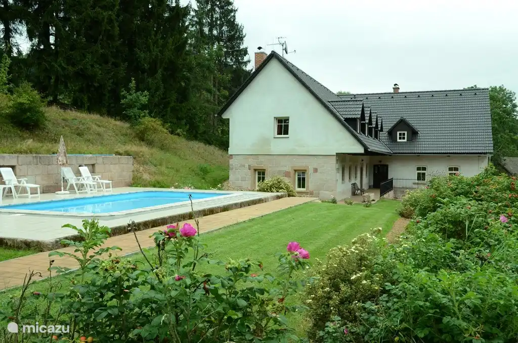 El jardín con piscina privada.