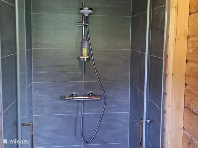 Chalet Le Passe-Temps en Francia, Alta Saboya, Saint-Jean-d'Aulps - casa vacacional Ducha en baños 1er piso