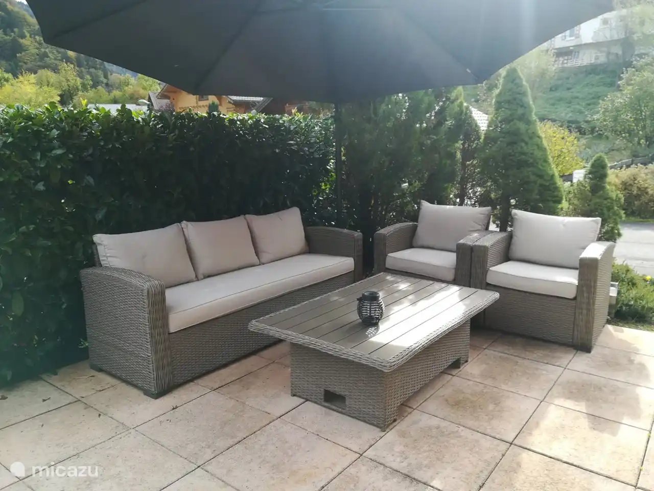 Lounge hoek met in hoogte verstelbare tafel
