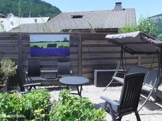 Chalet Le Passe-Temps en Francia, Alta Saboya, Saint-Jean-d'Aulps - casa vacacional terraza junto al garaje