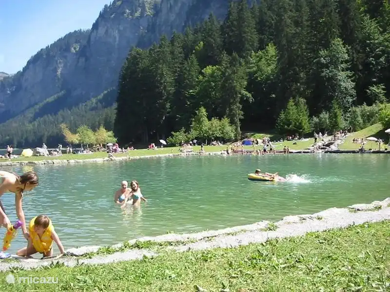 Lac de Montriond. Relaxen met een schitterend uitzicht op de bergen.