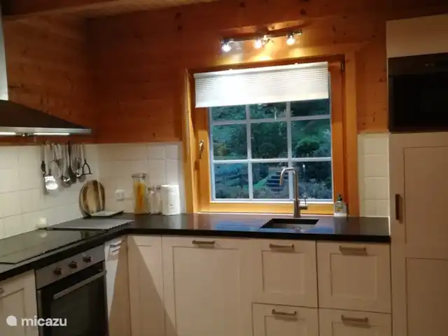 Chalet Le Passe-Temps en Francia, Alta Saboya, Saint-Jean-d'Aulps - casa vacacional Una nueva cocina. Totalmente amueblado.