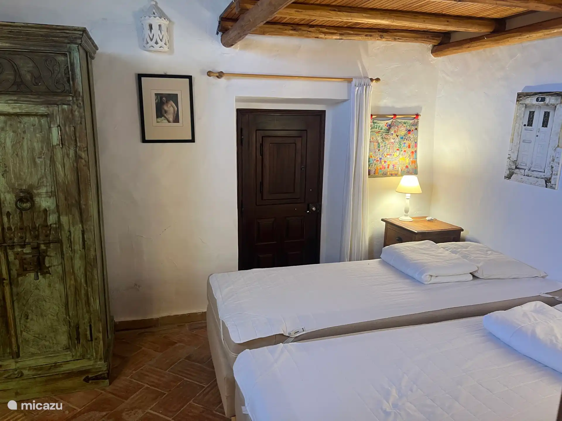 The second bedroom seen from the TV room. In the middle an outside door.
