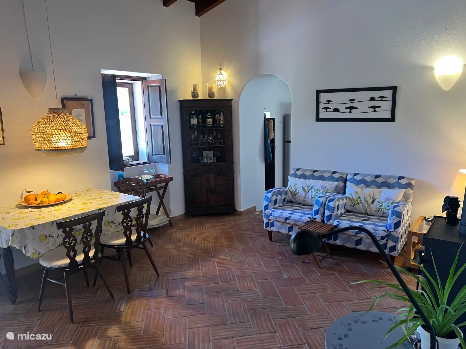 The living room seen from the passage to the TV room. The entrance to the kitchen can also be seen.