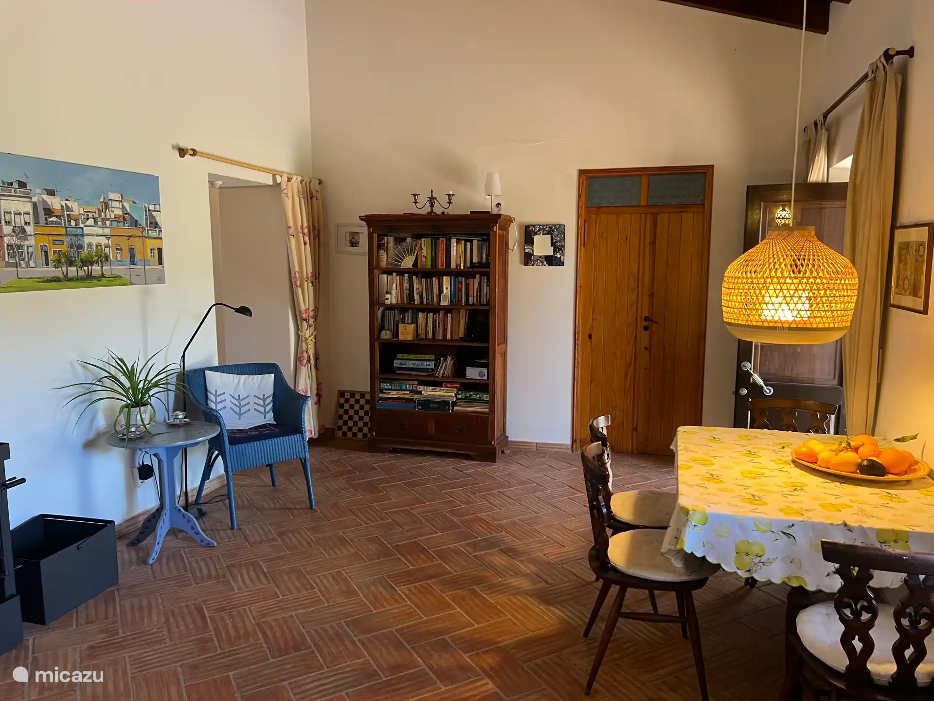 The living room seen from the passage to the kitchen. on the left the passage to the TV room and the doors on the right are from the master bedroom.
