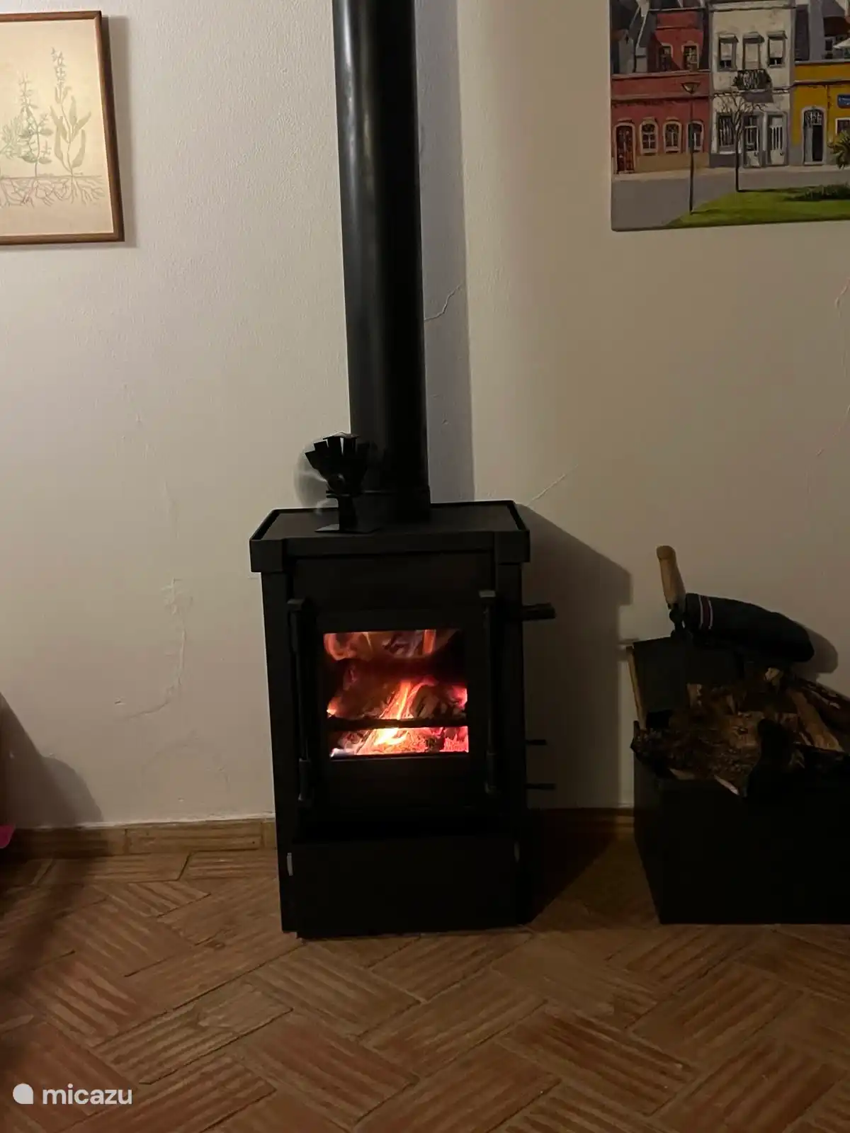 Der Holzofen sorgt in den kalten Monaten und an kalten Abenden für viel Wärme im Wohnzimmer