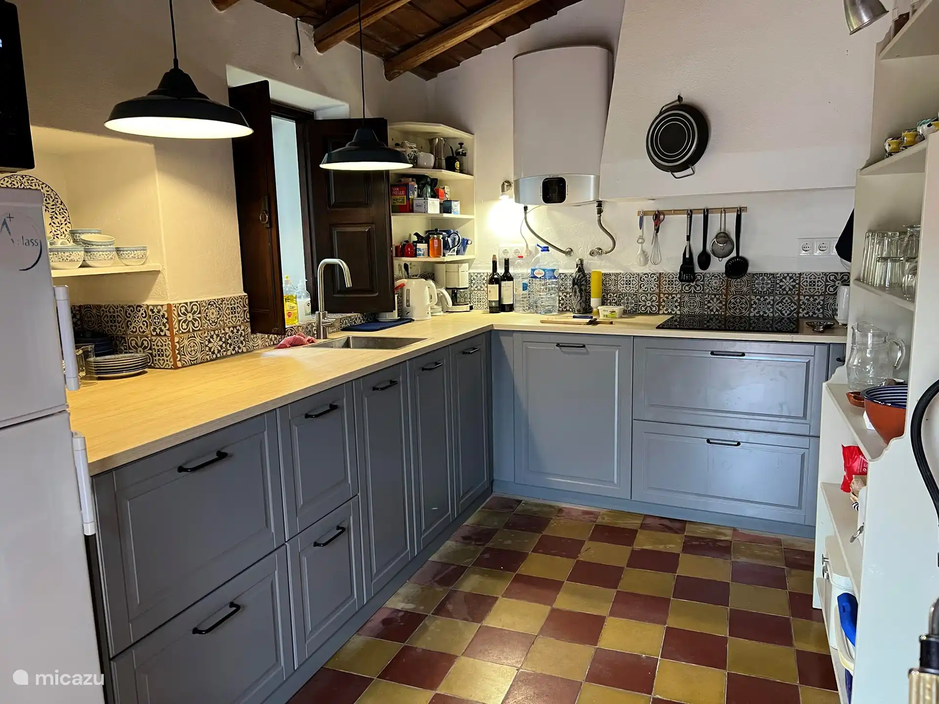 La acogedora cocina fue renovada en 2023 y equipada con lavavajillas.