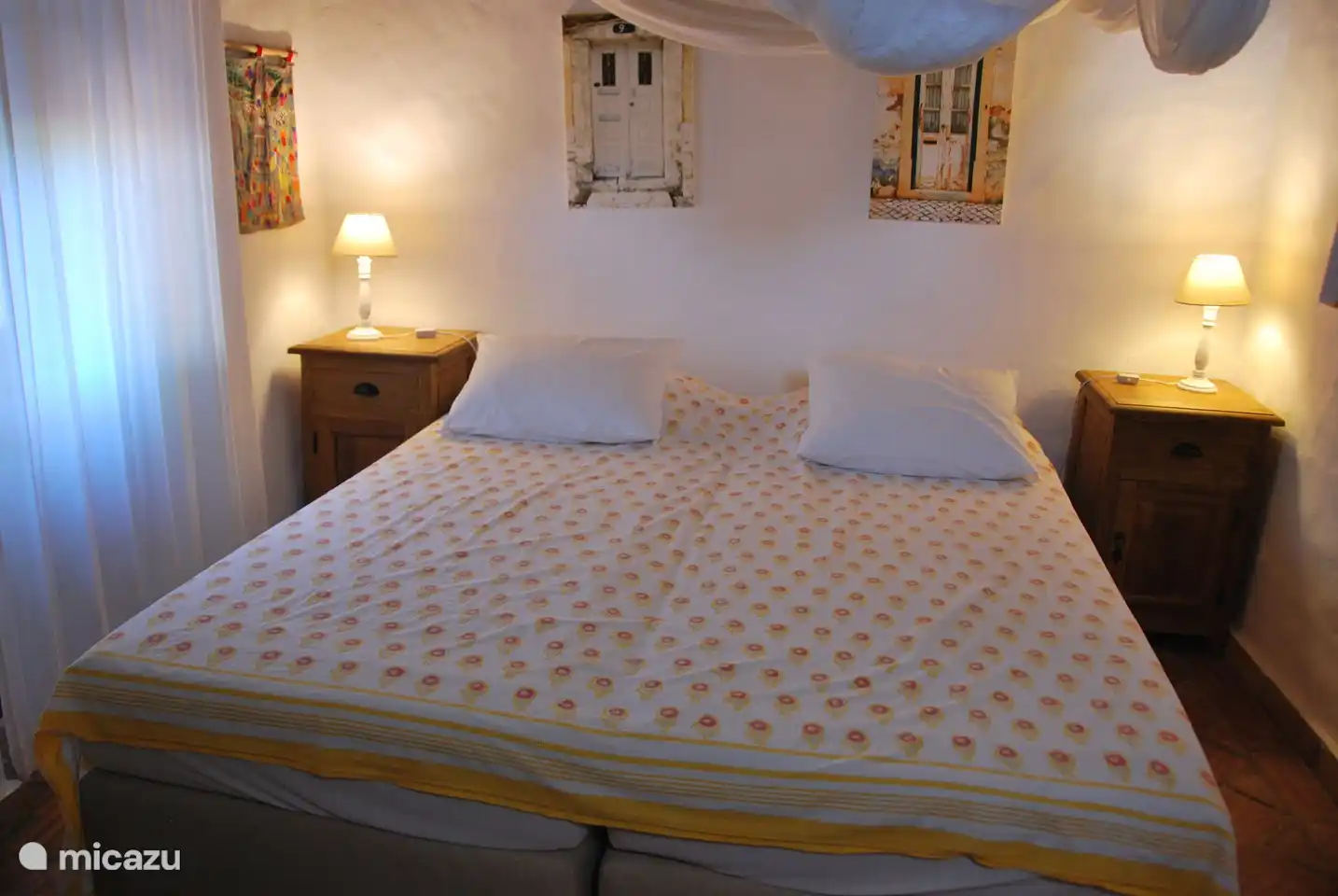 El segundo dormitorio tiene dos camas con somier independientes de 80 cm de ancho y 200 cm de largo y está equipado con mosquitera.