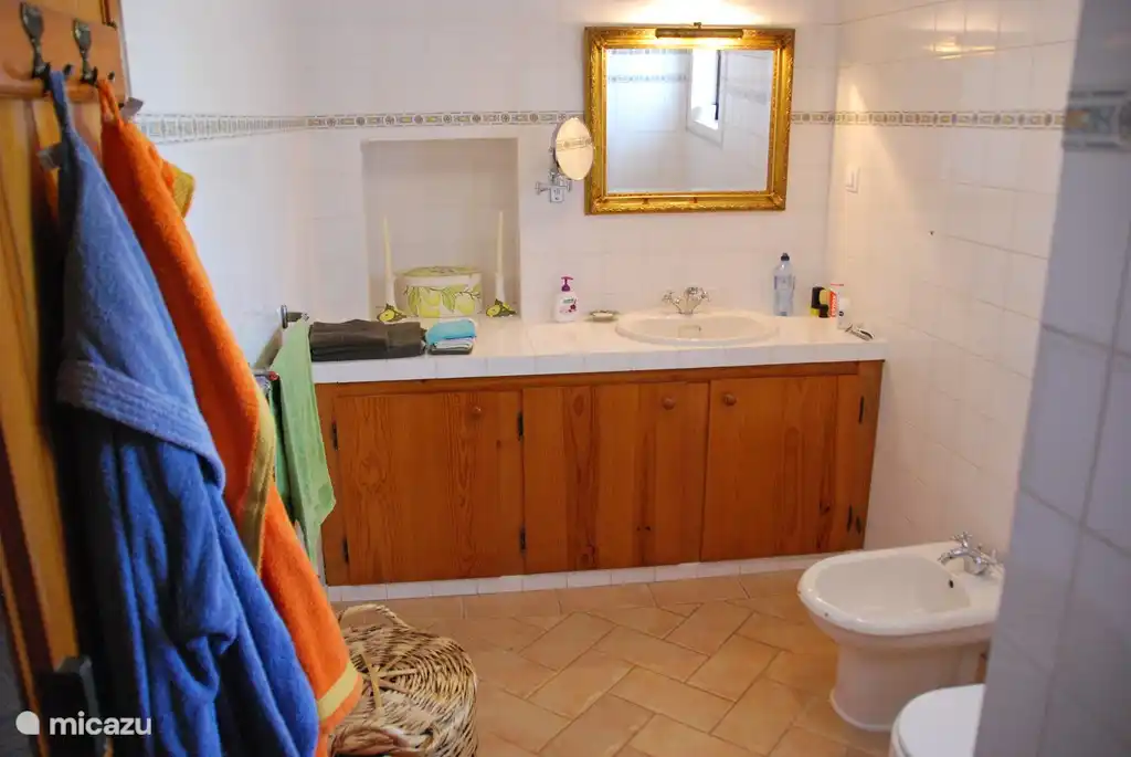 El amplio cuarto de baño tiene ducha, inodoro y bidé. El espejo
una vez fue comprado en una subasta cercana.