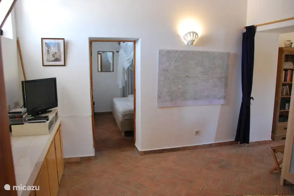 En el espacio central, situado entre la sala de estar, el baño y el segundo dormitorio, hay un televisor/DVD, en el que se escuchan canales holandeses, entre otras cosas. 
También hay espacio adicional en el armario, una tabla de planchar y una plancha. Posiblemente. Aquí se puede agregar una cama (para niños), se encuentra en el entresuelo.