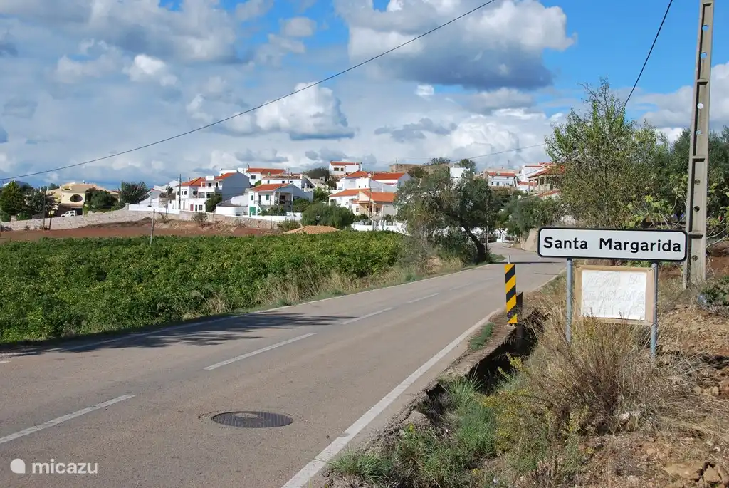 En Santa Margarida, a tan solo 1 km, hay una tienda de productos de primera necesidad. En la cafetería Nacer do Sol (amanecer) sirven una buena bica (café). Desde 2021, también hay un restaurante Belo Horizonte, que alterna entre una comida portuguesa y una polaca.