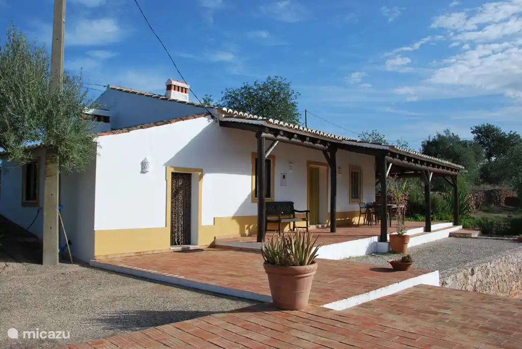 Casa Boa Terra con la entrada a la cocina a la izquierda, la terraza con la puerta a la sala de estar.