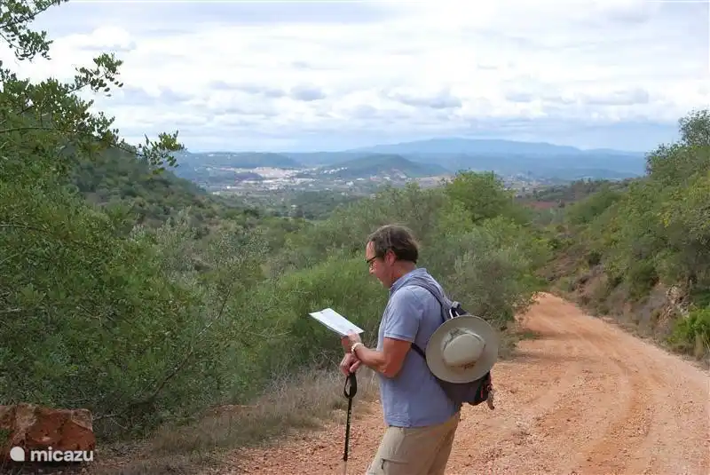 Los excursionistas pueden disfrutar aquí.
En la librería del salón encontrarás información sobre excursiones por la zona ya la playa. Allí también se puede encontrar información sobre paseos. También hay mapas de senderismo.