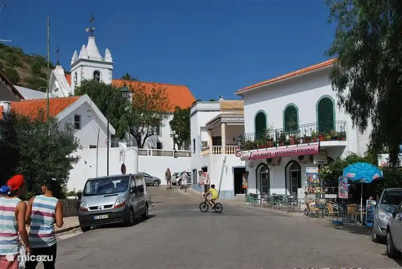 En el pintoresco pueblo de Alte, a 3 km, encontrará supermercados, cafeterías y restaurantes. Es un buen destino para los caminantes.