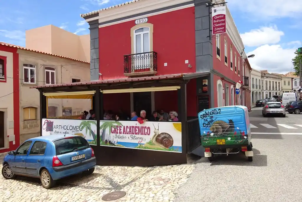 En Messines, a 8 km de Boa Terra, nuestro restaurante de mariscos favorito O Academico