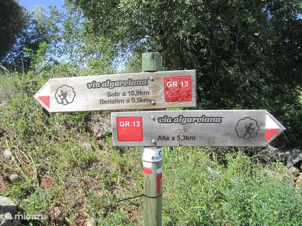 Para el senderista más experimentado, existe la Vía Algarviana (GR13) que va desde la frontera española en el este del Algarve hasta el extremo occidental. Alte, a 3 km de Boa Terra es una de las paradas.