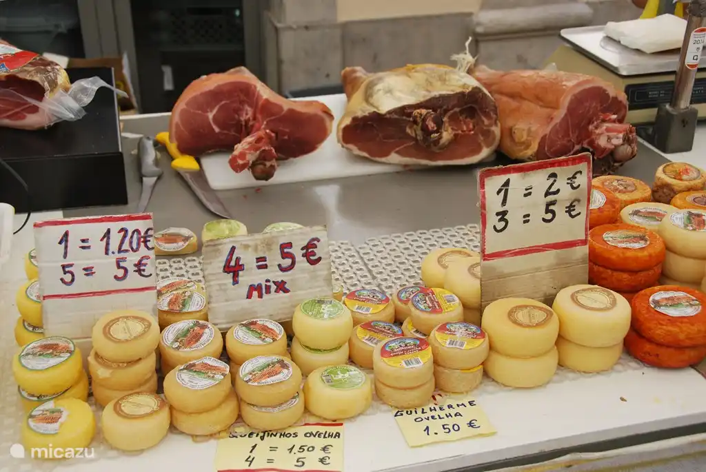 Los quesos de cabra, oveja y vaca están disponibles en muchas variedades en el mercado de Loulé. Y no olvides el presunto (jamón crudo y ahumado).