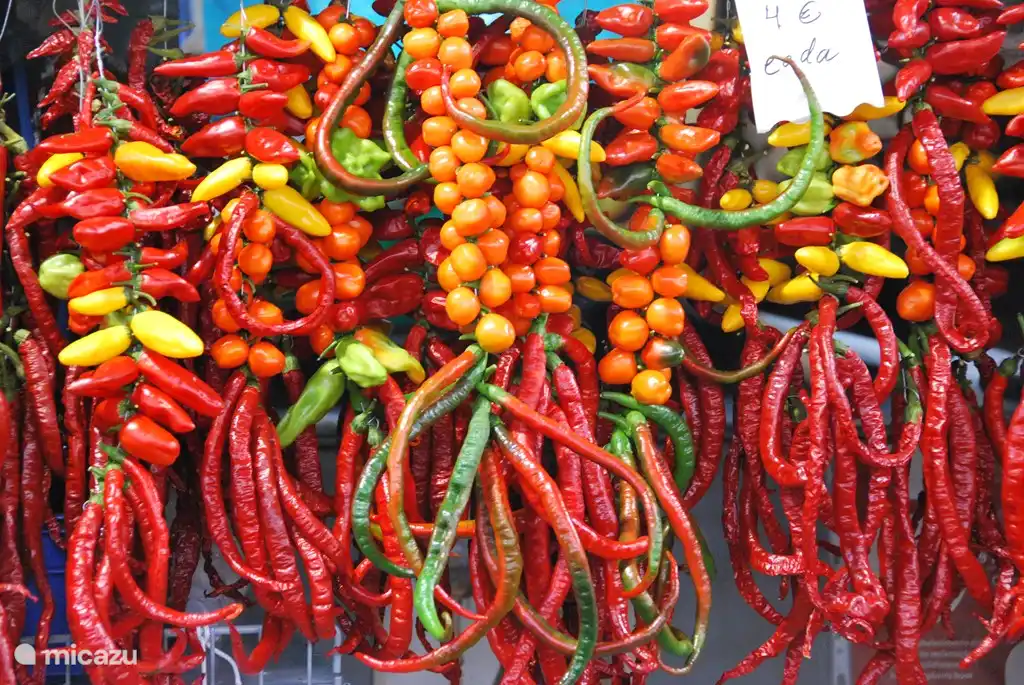 A los portugueses les encanta el Piri-Piri, la salsa picante hecha con estos pimientos de colores.