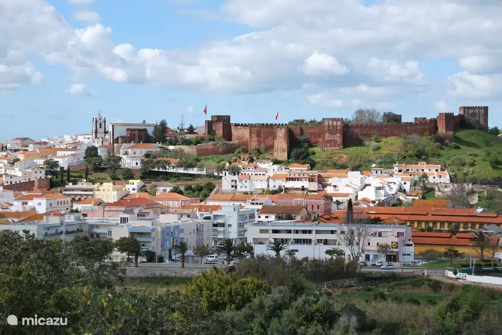 Silves, a 30 minutos en coche, es una ciudad histórica cuya historia se remonta a la época de los moros. El casco antiguo amurallado y el castillo estratégicamente situado merecen una visita. Contra los muros del castillo se encuentra el Café Inglés, donde el almuerzo de los domingos con música en vivo es muy popular.