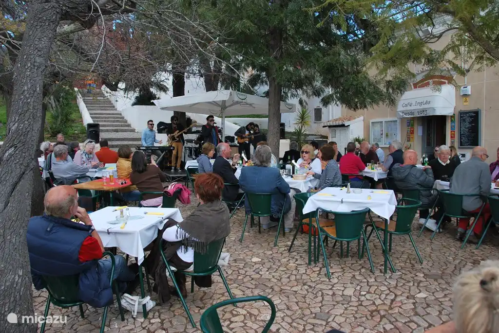 Café Inglés contra las murallas del Castillo de Silves